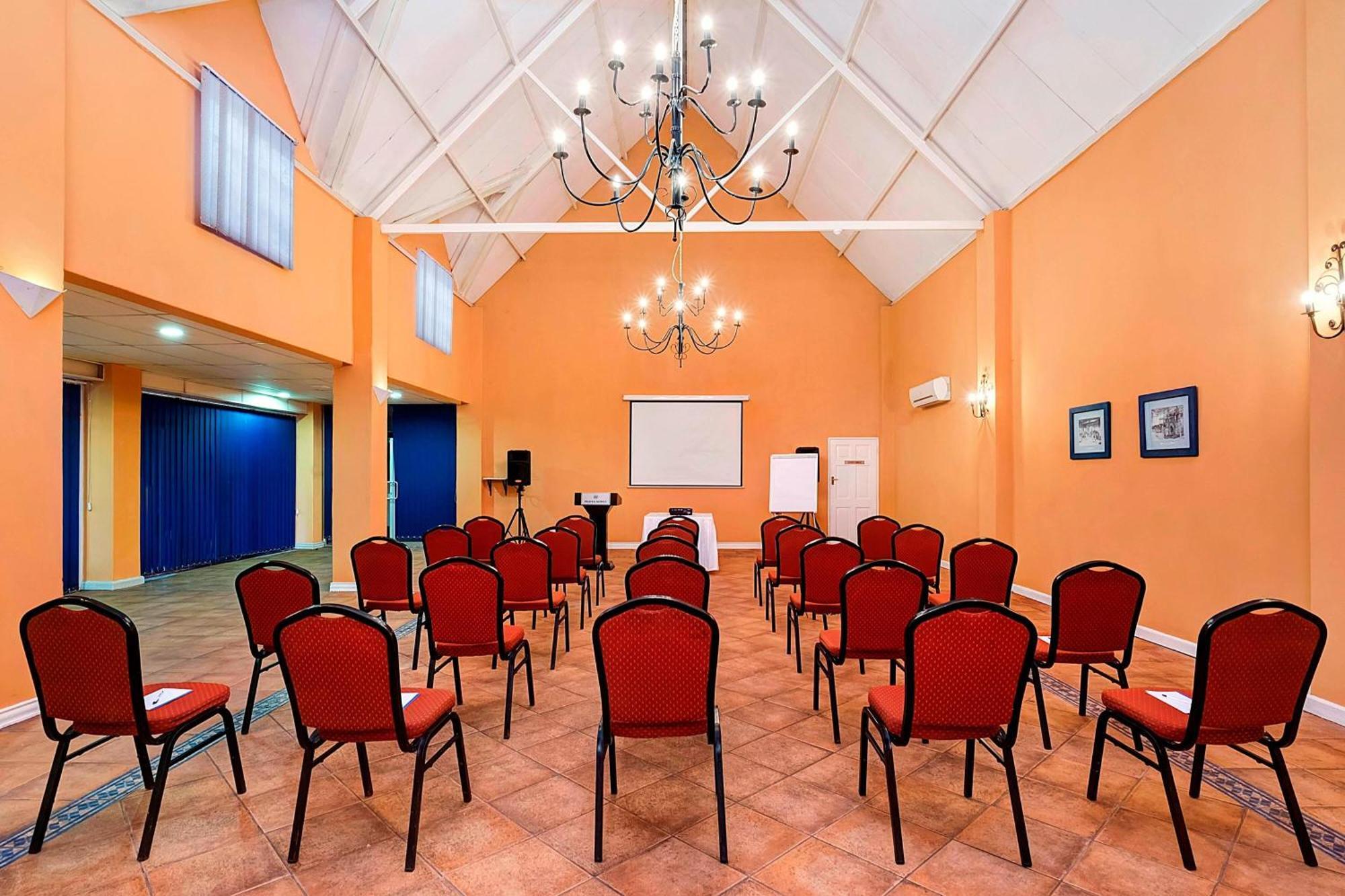 Protea Hotel By Marriott Chingola Ngoại thất bức ảnh